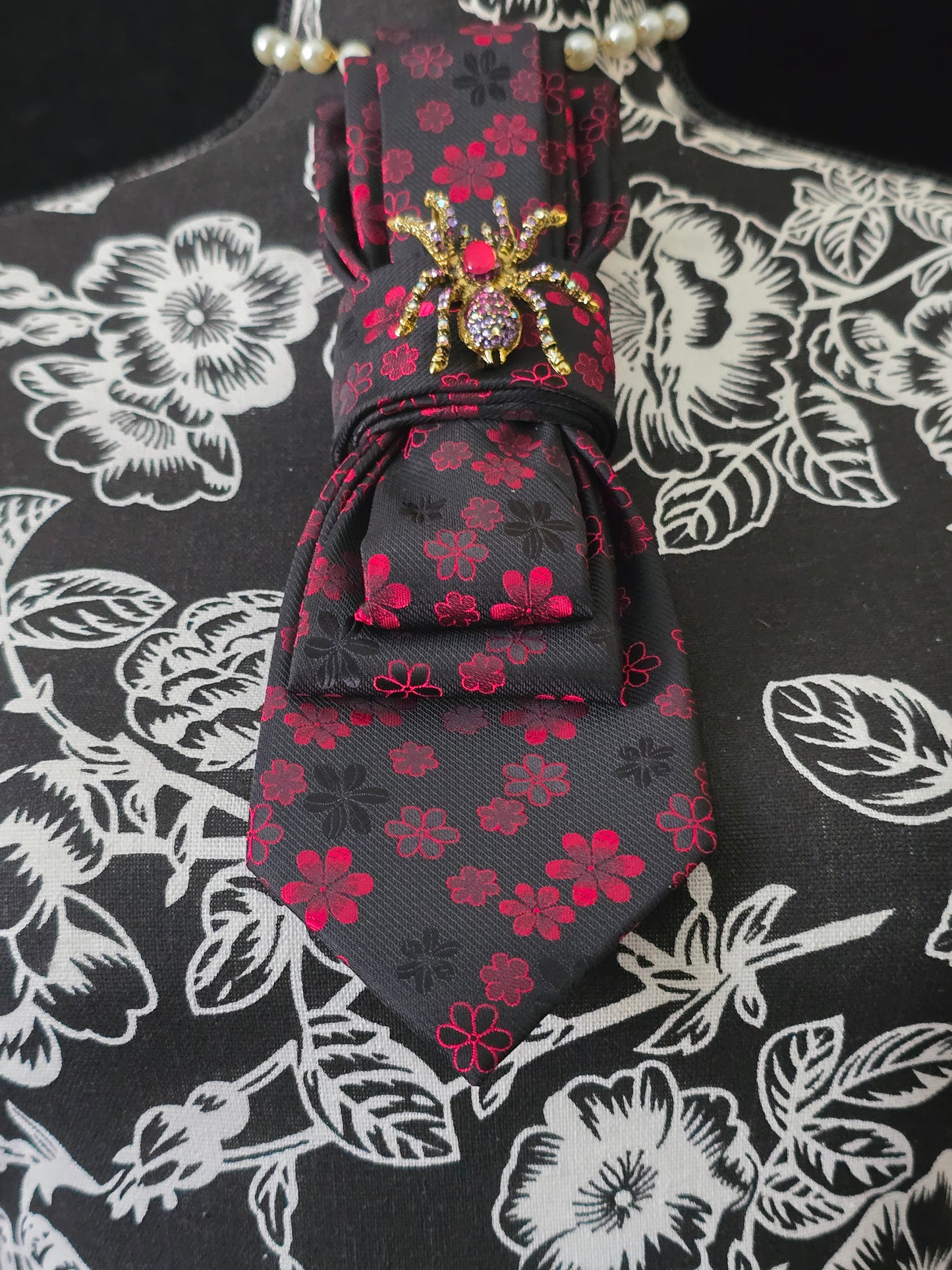 Simple Red and Black Floral Women’s Necktie Necklace - Fashion Ties For Women Women's Necktie Necklace