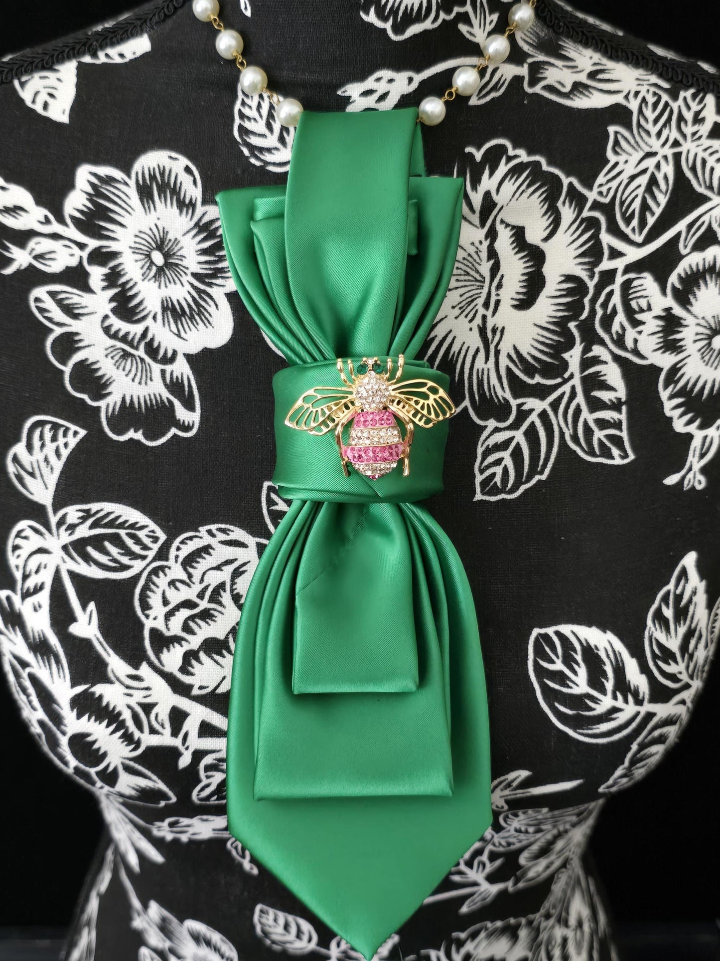 Lady Ties, Women Tie, Neck Tie Necklace, Pearl Necklace, Necktie for women, ladies tie, Elegant women's necktie, Pink and Green Necklace, Alpha Kappa Alpha Sorority Inc. Jewelry