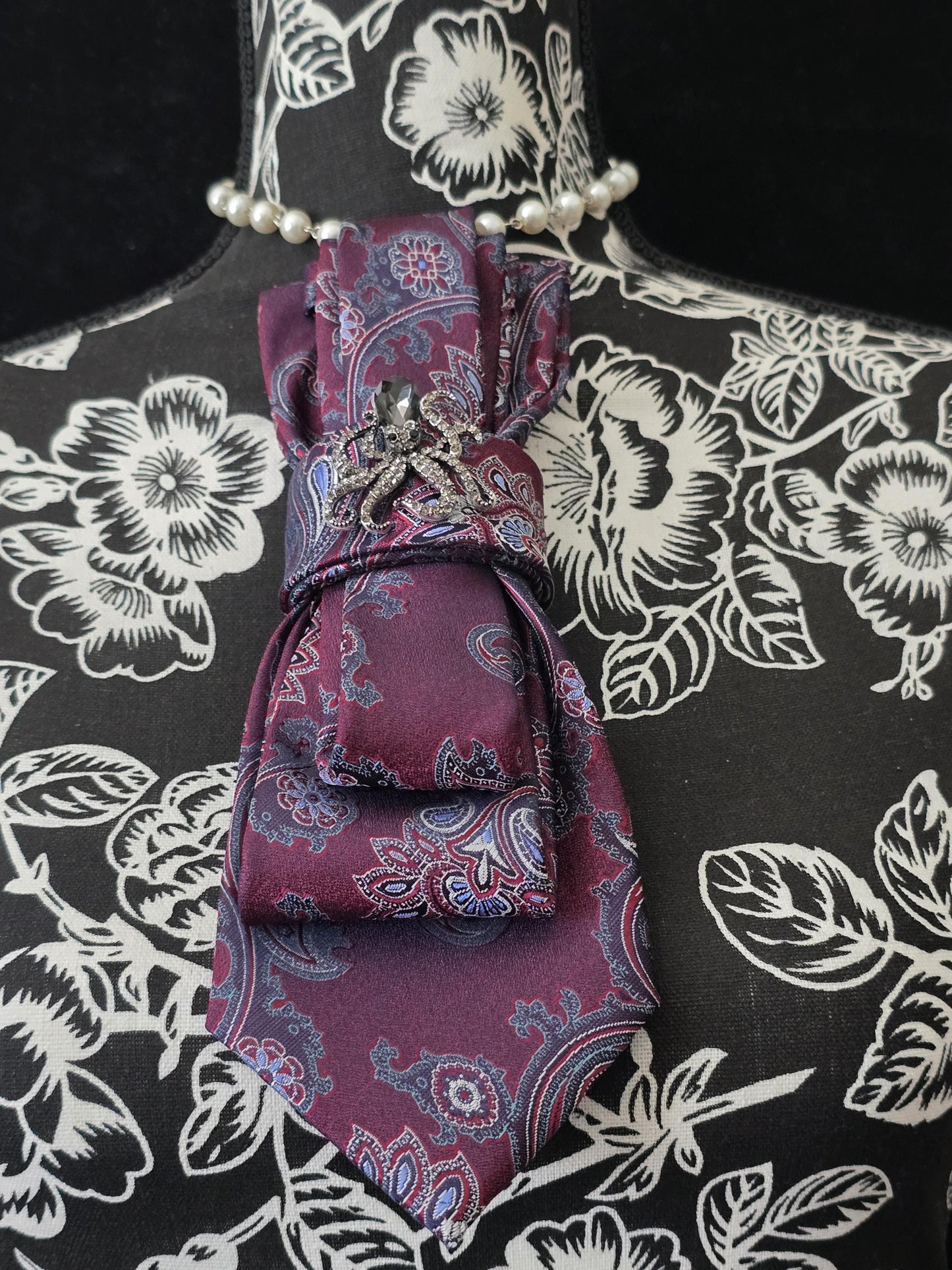 Burgundy/Blue Paisley Fashionable Necktie Necklaces & Brooch Ties for Professional Women Simply