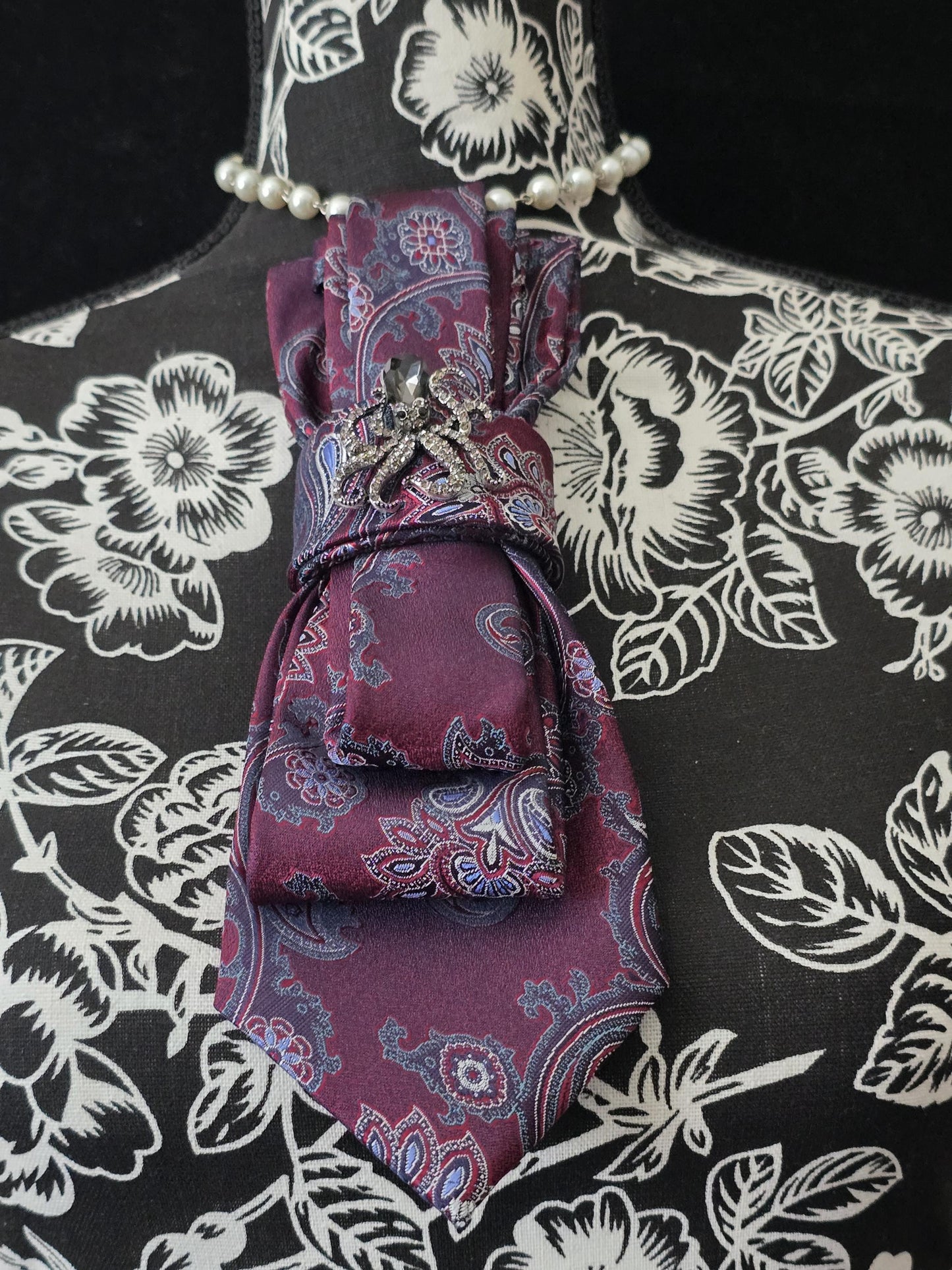 Burgundy/Blue Paisley Fashionable Necktie Necklaces & Brooch Ties for Professional Women Simply