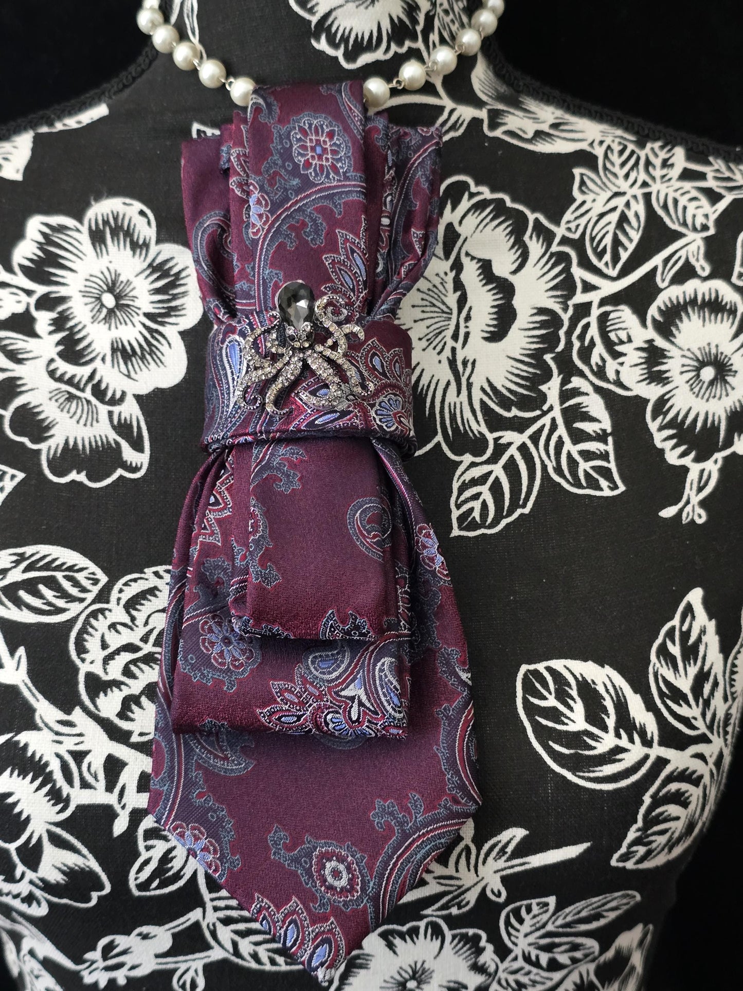 Burgundy/Blue Paisley Fashionable Necktie Necklaces & Brooch Ties for Professional Women Simply