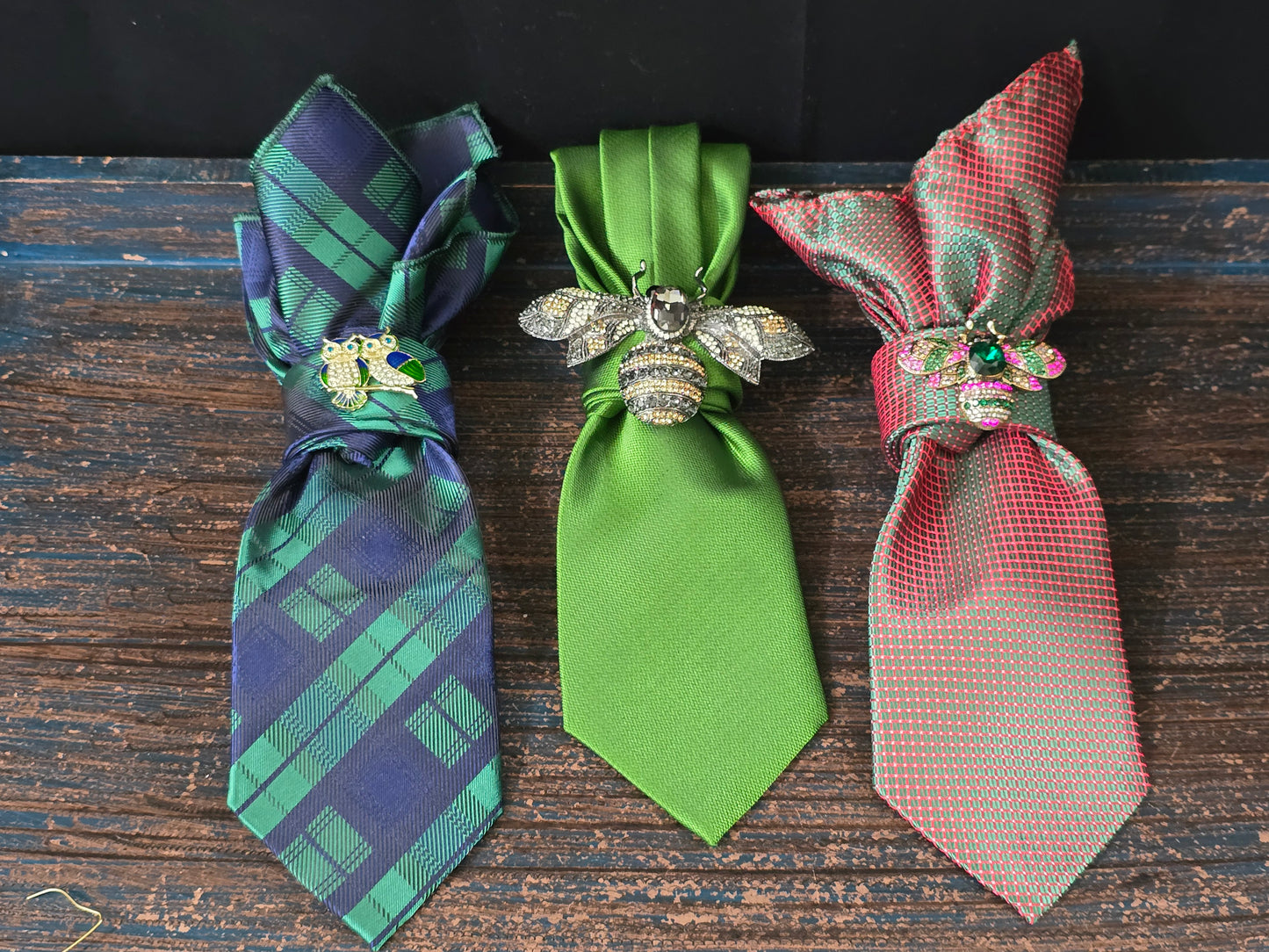 Stylish Iridescent Pink and Green Women's Necktie Necklace - Bumble Bee Brooch - Necklace