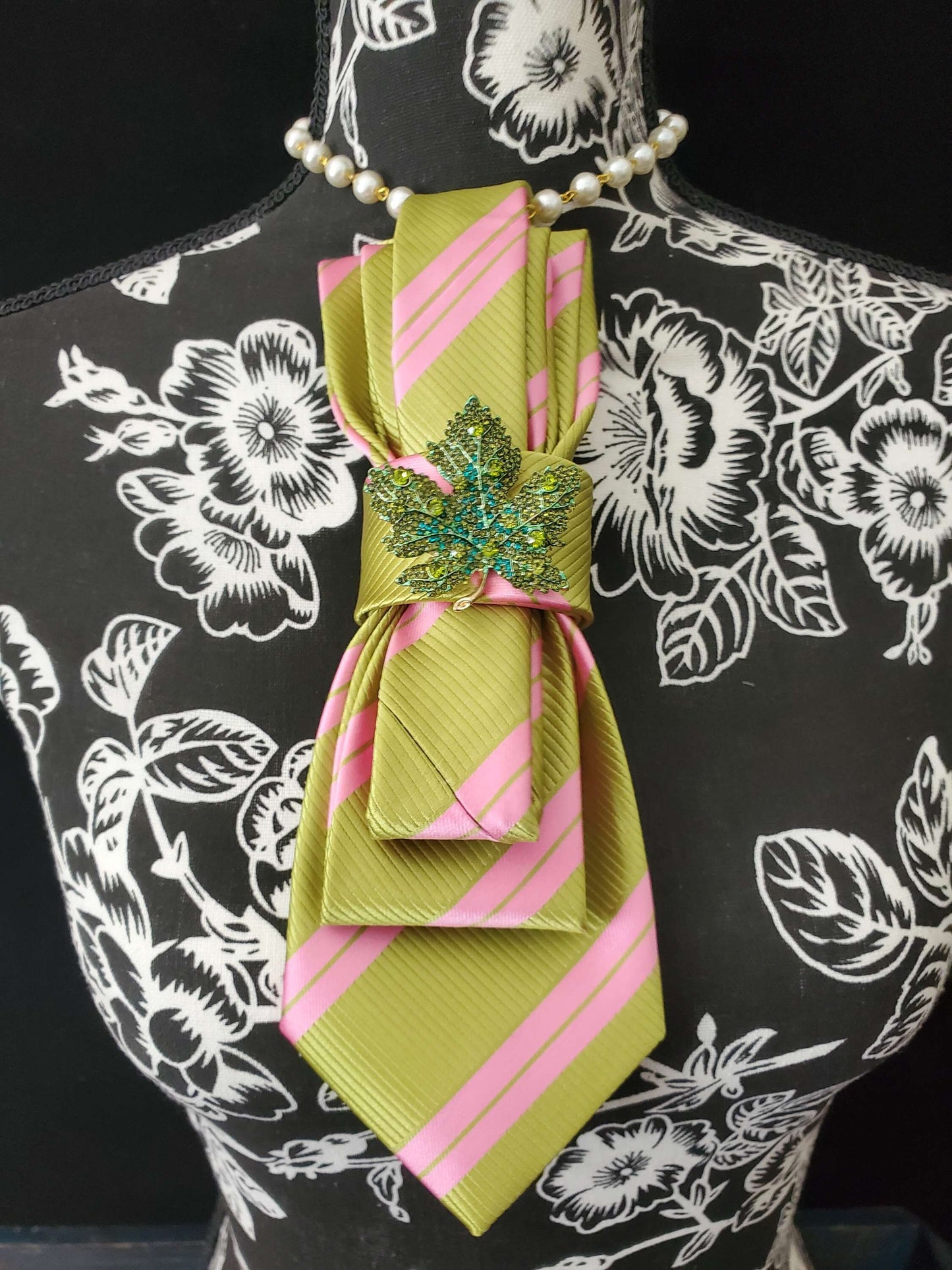 Pink and Green Stripe Ivy Brooch Women's Necktie Necklace