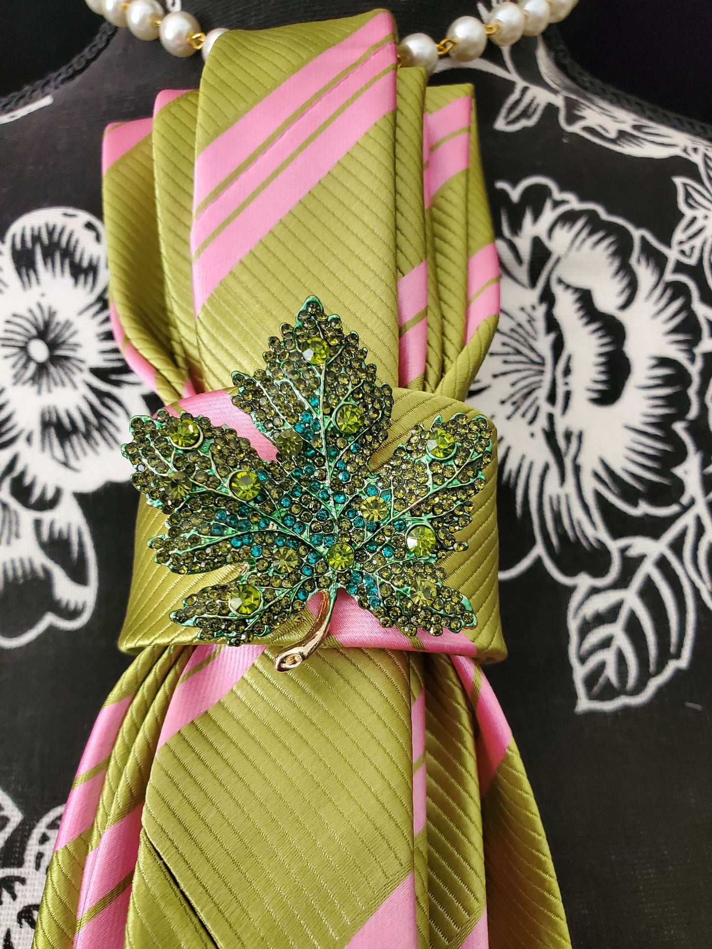 Pink and Green Stripe Ivy Brooch Women's Necktie Necklace